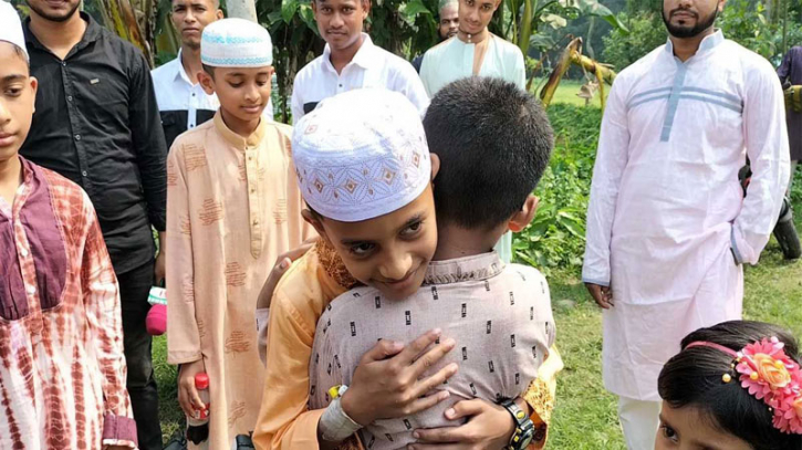 দেশের কয়েকটি এলাকায় আগাম ঈদ আজ দেশের কয়েকটি এলাকায় আগাম ঈদ আজ