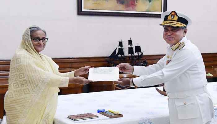 প্রধানমন্ত্রীর কাছে নৌসদস্যদের একদিনের বেতনের চেক হস্তান্তর প্রধানমন্ত্রীর কাছে নৌসদস্যদের একদিনের বেতনের চেক হস্তান্তর