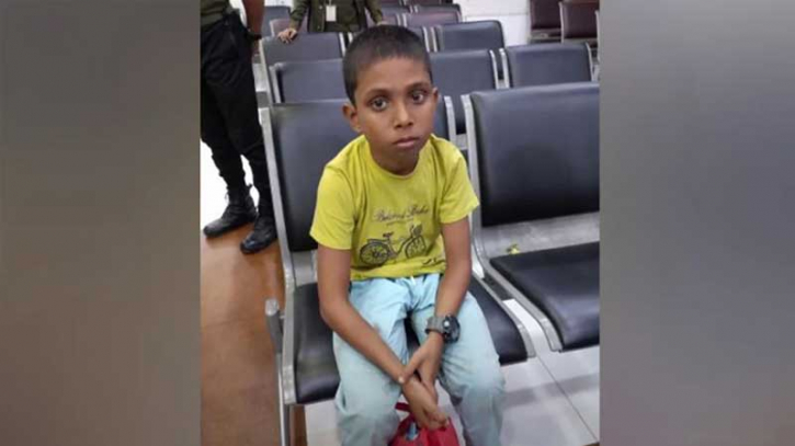 পাসপোর্ট ছাড়া বিমানে শিশু ওঠায় তিন সংস্থার ১০ জন প্রত্যাহার পাসপোর্ট ছাড়া বিমানে শিশু ওঠায় তিন সংস্থার ১০ জন প্রত্যাহার