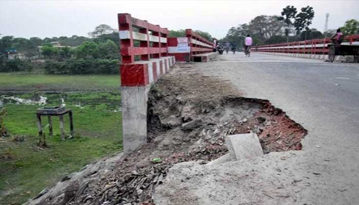 চৌগাছায় সাত কোটি টাকা ব্যয়ে নির্মিত সেতুর রাস্তায় ভাঙন