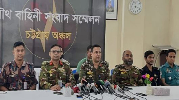 চট্টগ্রামের হাজারী গলিতে যৌথ বাহিনীর অভিযান : আটক ৮০ চট্টগ্রামের হাজারী গলিতে যৌথ বাহিনীর অভিযান : আটক ৮০