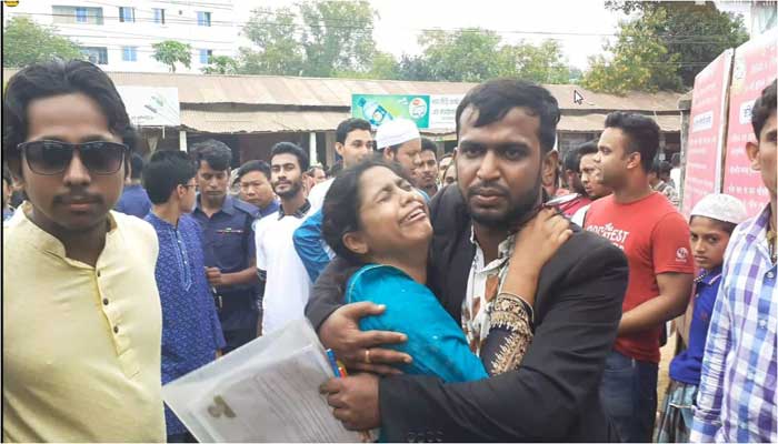 শিক্ষার্থীর কান্নায় কেন্দ্রে ঢুকতে দিলেন উপাচার্য