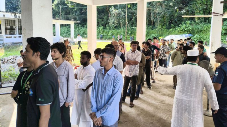 চাকসুর ভোটগ্রহণ চলছে চাকসুর ভোটগ্রহণ চলছে