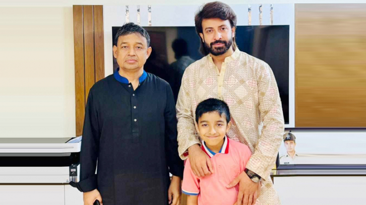 ডিবি হারুনের সঙ্গে ইফতার করলেন শাকিব খান ডিবি হারুনের সঙ্গে ইফতার করলেন শাকিব খান