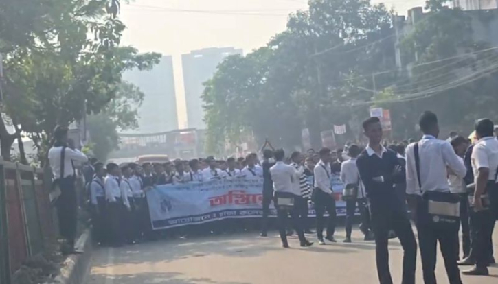 সায়েন্সল্যাব অবরোধ ঢাকা কলেজ উচ্চমাধ্যমিকের শিক্ষার্থীদের : বন্ধ মিরপুর সড়ক