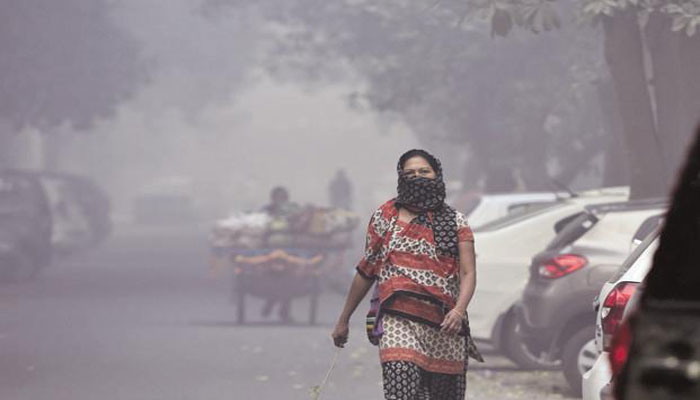 বায়ু দূষণে চোখ জ্বালাপোড়ায় ভুগছে দিল্লীবাসী