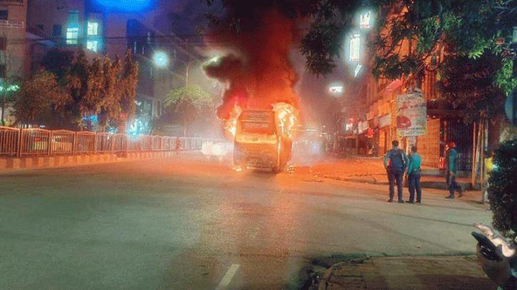 ধানমন্ডিতে যাত্রীবাহী বাসে আগুন ধানমন্ডিতে যাত্রীবাহী বাসে আগুন