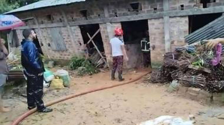 টিলা ধসে মাটিচাপায় একই পরিবারের ৪ সদস্য নিহত টিলা ধসে মাটিচাপায় একই পরিবারের ৪ সদস্য নিহত