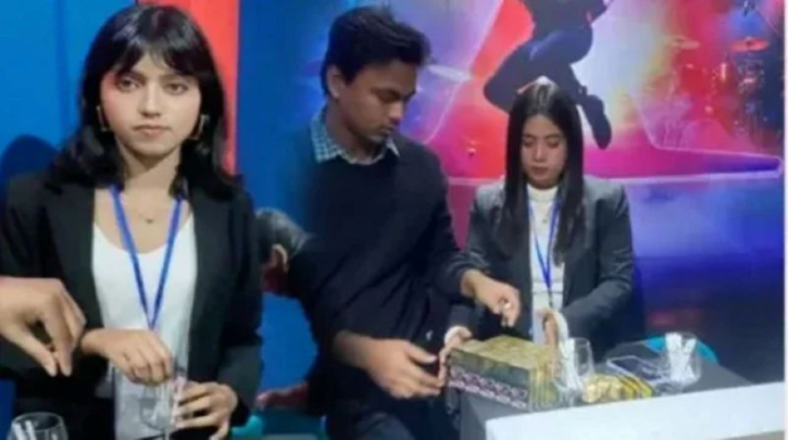 ডাকসুর কনসার্টে বিনামূল্যে সিগারেট বিতরণ নিয়ে সমালোচনা