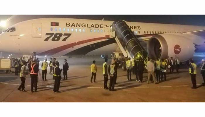 দেশে এসে পৌঁছেছে ড্রিমলাইনার ‘অচিন পাখি’ দেশে এসে পৌঁছেছে ড্রিমলাইনার ‘অচিন পাখি’