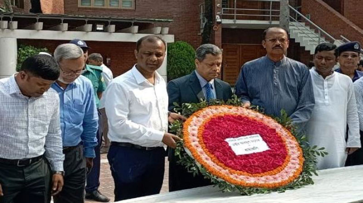 বঙ্গবন্ধুর সমাধিসৌধে নবনিযুক্ত প্রধান তথ্য কমিশনারের শ্রদ্ধা বঙ্গবন্ধুর সমাধিসৌধে নবনিযুক্ত প্রধান তথ্য কমিশনারের শ্রদ্ধা