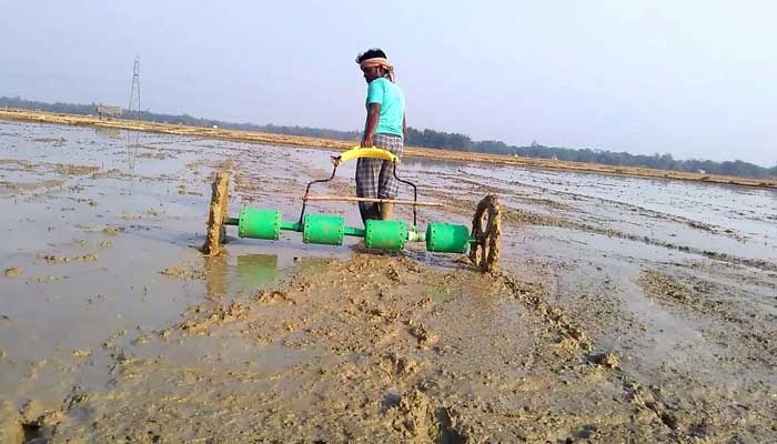 কুমিল্লায় কৃষকদের ড্রাম সিডার পদ্ধতিতে ধান চাষে আগ্রহ বাড়ছে