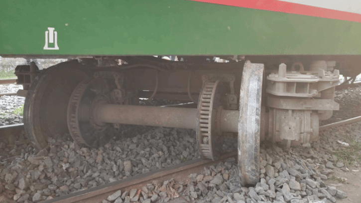 রাজশাহী রেলস্টেশনে বনলতা এক্সপ্রেসের বগি লাইনচ্যুত রাজশাহী রেলস্টেশনে বনলতা এক্সপ্রেসের বগি লাইনচ্যুত