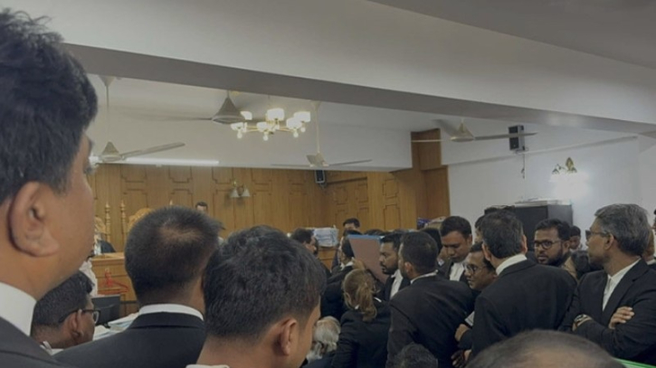 খায়রুল হকের জামিন শুনানিতে এজলাস কক্ষে হট্টগোল-হাতাহাতি