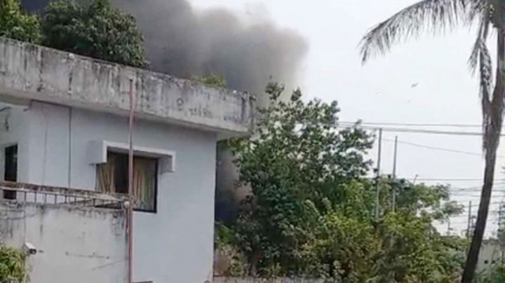 হাইভোল্টেজের তার ছিঁড়ে সিলেটে বিদ্যুৎকেন্দ্রে আগুন হাইভোল্টেজের তার ছিঁড়ে সিলেটে বিদ্যুৎকেন্দ্রে আগুন