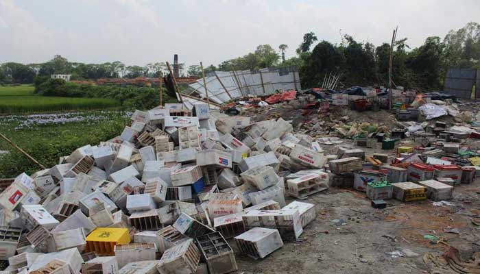 আশুলিয়ায় খোলা আকাশের নীচে সিসা কারখানা:হুমকিতে জনস্বাস্থ্য