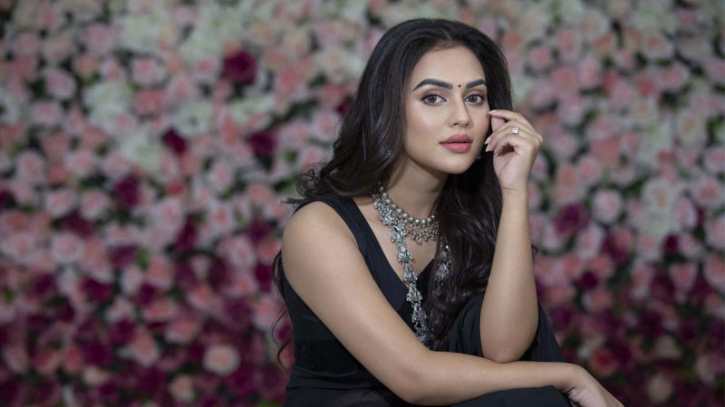 আটকের পর ডিবি কার্যালয়ে নুসরাত ফারিয়া