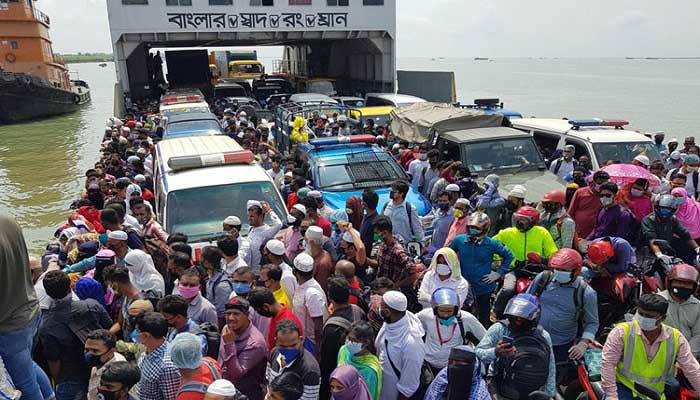 কঠোর লকডাউনের আগে দৌলতদিয়া-পাটুরিয়া ঘাটে উপচেপড়া ভিড়