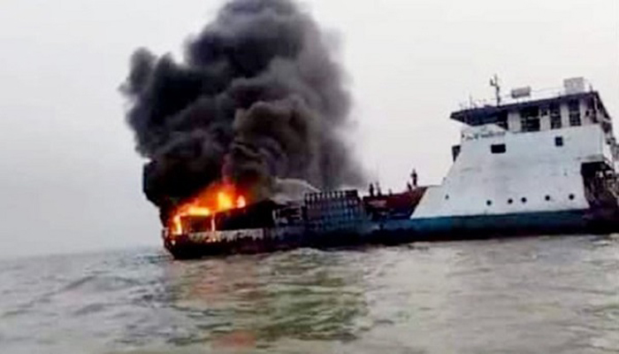 মাঝনদীতে ফেরিতে হঠাৎ আগুন, পুড়ে গেল ৬ ট্রাক