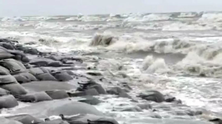 ঘূর্ণিঝড় ফিনজালে উত্তাল সাগর : বন্দরে ২ নম্বর সংকেত ঘূর্ণিঝড় ফিনজালে উত্তাল সাগর : বন্দরে ২ নম্বর সংকেত