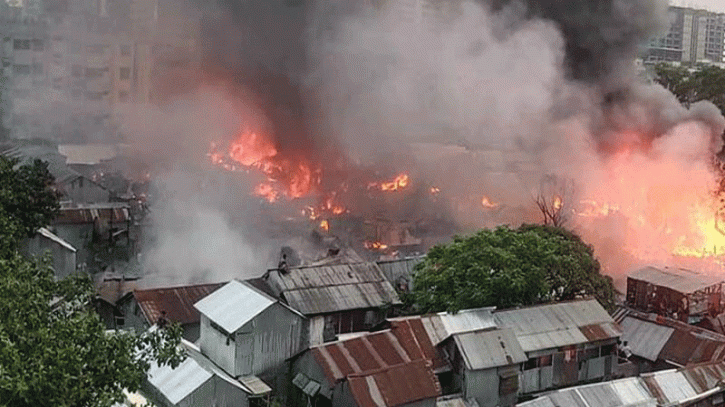 রাজধানীর সাত তলা বস্তিতে আগুন রাজধানীর সাত তলা বস্তিতে আগুন