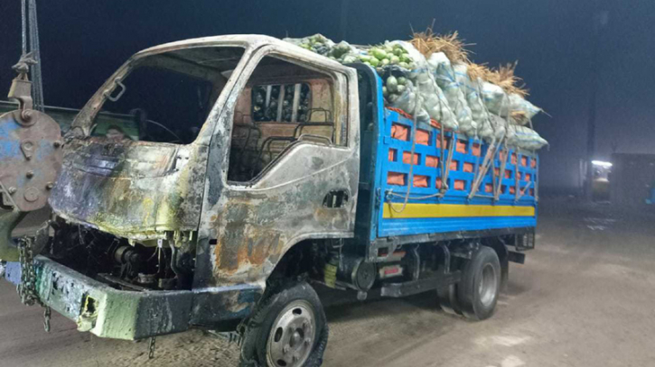 বঙ্গবন্ধু সেতু মহাসড়কে চলন্ত ট্রাকে মশাল দিয়ে আগুন বঙ্গবন্ধু সেতু মহাসড়কে চলন্ত ট্রাকে মশাল দিয়ে আগুন