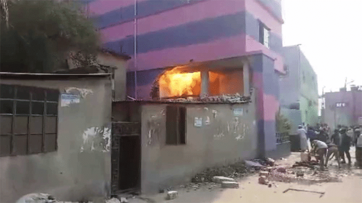 নারায়ণগঞ্জে ডাইং কারখানায় গ্যাস বিস্ফোরণে দগ্ধ ৩ নারায়ণগঞ্জে ডাইং কারখানায় গ্যাস বিস্ফোরণে দগ্ধ ৩