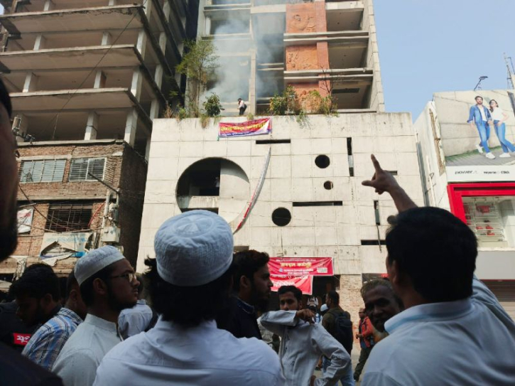 গুলিস্তানে আওয়ামী লীগের কেন্দ্রীয় কার্যালয়ে আগুন