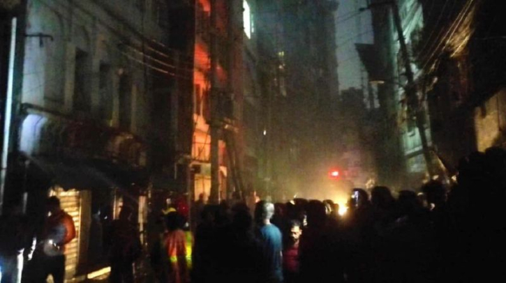 ফায়ার সার্ভিসের ৭ ইউনিটের চেষ্টায় চকবাজারের আগুন নিয়ন্ত্রণে