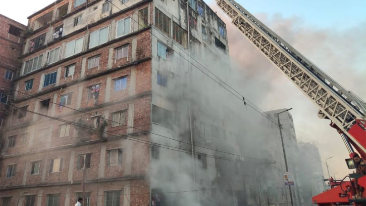কেরানীগঞ্জে ১২ তলা ভবনে আগুন : নিয়ন্ত্রণে ১২ ইউনিট