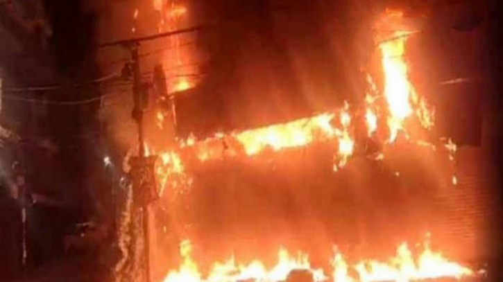 পুরান ঢাকায় জুতার কারখানায় আগুন পুরান ঢাকায় জুতার কারখানায় আগুন