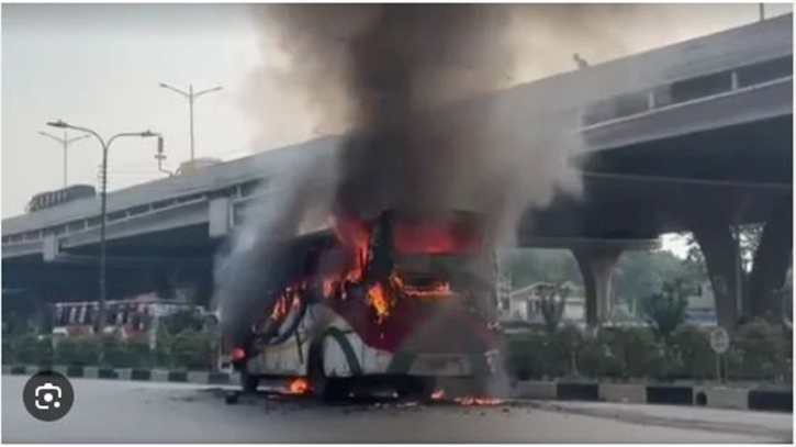 বনানীতে যাত্রীবাহী বাসে আগুন বনানীতে যাত্রীবাহী বাসে আগুন