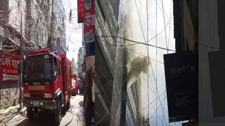 বগুড়ায় বহুতল মার্কেটে আগুন, নিয়ন্ত্রণে ৮ ইউনিট বগুড়ায় বহুতল মার্কেটে আগুন, নিয়ন্ত্রণে ৮ ইউনিট