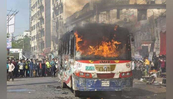 বাস পোড়ানোর ৯ মামলায় ১৭ জন রিমান্ডে বাস পোড়ানোর ৯ মামলায় ১৭ জন রিমান্ডে