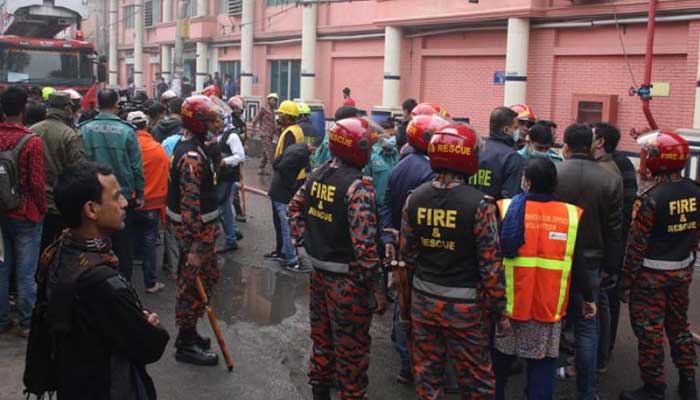 কমলাপুরে পোশাক কারখানার আগুন নিয়ন্ত্রণে কমলাপুরে পোশাক কারখানার আগুন নিয়ন্ত্রণে
