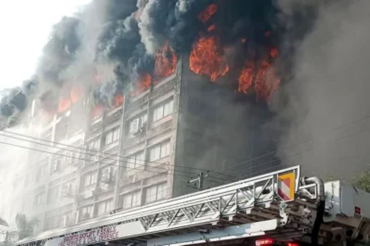 ৬ ঘণ্টা ধরে জ্বলছে দুই কারখানা, বন্ধ আশপাশের সব শিল্পপ্রতিষ্ঠান