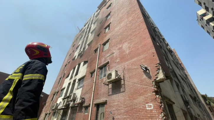 রাজধানীর শিশু হাসপাতালের আগুন নিয়ন্ত্রণে রাজধানীর শিশু হাসপাতালের আগুন নিয়ন্ত্রণে