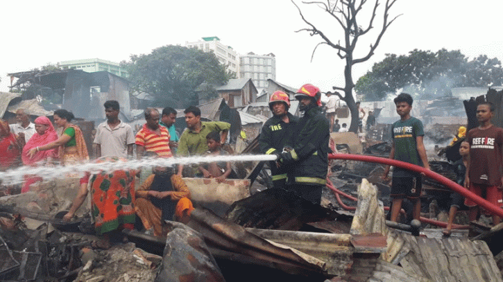 মহাখালীর সাত তলা বস্তির আগুন নিয়ন্ত্রণে:  উদ্ধারকাজ চলছে