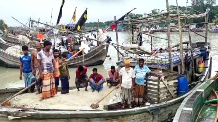 কুয়াকাটা উপকূলে মাছ ধরার ট্রলারে জলদস্যুদের হানা, আহত ১২