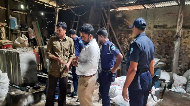 কাপড়ের রং মিষ্টিতে মিশানোর দায়ে ৩ লাখ টাকা জরিমানা কাপড়ের রং মিষ্টিতে মিশানোর দায়ে ৩ লাখ টাকা জরিমানা