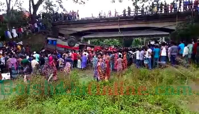ফরিদপুরে যাত্রীবাহী বাস নদীতে : নিহত ৫ ফরিদপুরে যাত্রীবাহী বাস নদীতে : নিহত ৫