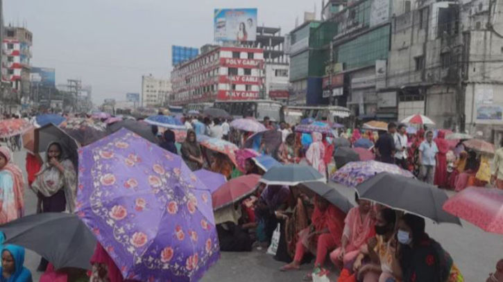 টানা তৃতীয় দিনের মতো চলছে শ্রমিকদের অবরোধ টানা তৃতীয় দিনের মতো চলছে শ্রমিকদের অবরোধ