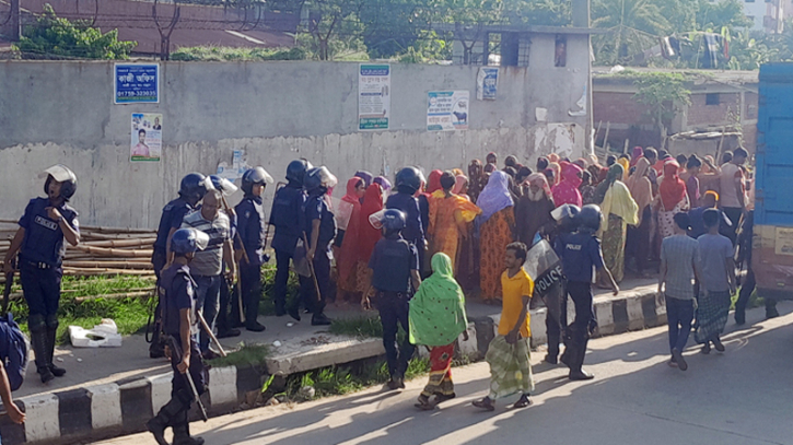 গাজীপুরে মহাসড়ক অবরোধ, শ্রমিক-পুলিশ সংঘর্ষ