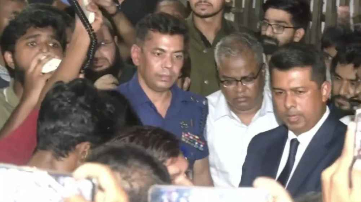 পুলিশি পাহারায় ক্যাম্পাস ছাড়লেন ভিসি