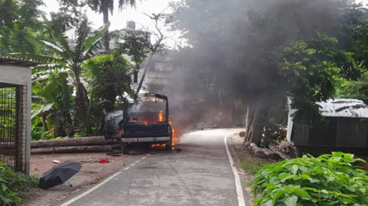 গোপালগঞ্জে পুলিশের গাড়িতে হামলা, আগুন গোপালগঞ্জে পুলিশের গাড়িতে হামলা, আগুন