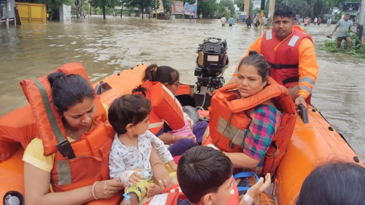 গুজরাটে ভয়াবহ বন্যায় ২৮ জনের প্রাণহানি গুজরাটে ভয়াবহ বন্যায় ২৮ জনের প্রাণহানি