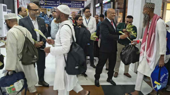 প্রথম ফ্লাইটে দেশে ফিরলেন ৩৬৯ হাজি প্রথম ফ্লাইটে দেশে ফিরলেন ৩৬৯ হাজি