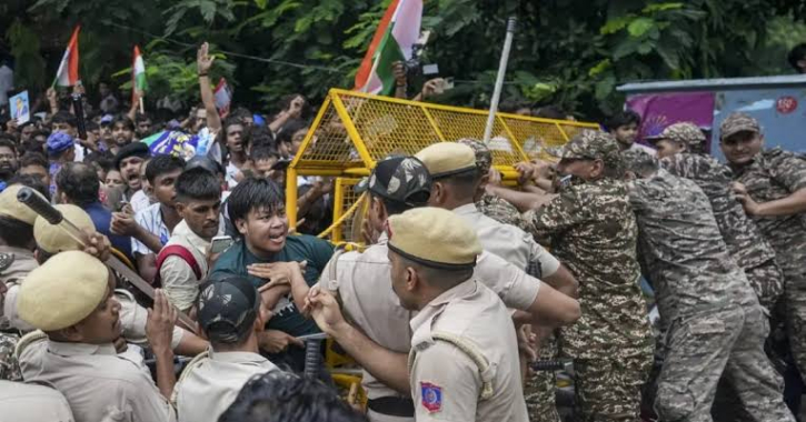 ককরোচদের বিক্ষোভ: থমকে যাওয়া দিল্লিতে কী ঘটছে?