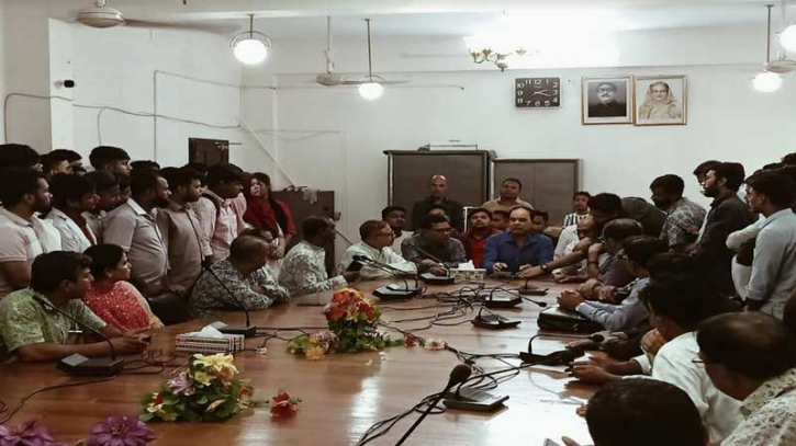 ময়মনসিংহে মেডিকেলে ইন্টার্ন চিকিৎসকদের কর্মবিরতি প্রত্যাহার ময়মনসিংহে মেডিকেলে ইন্টার্ন চিকিৎসকদের কর্মবিরতি প্রত্যাহার
