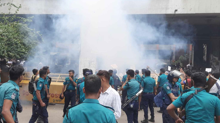 যমুনার সামনে চাকরিচ্যুত বিডিআর সদস্যরা : সাউন্ড গ্রেনেড নিক্ষেপ যমুনার সামনে চাকরিচ্যুত বিডিআর সদস্যরা : সাউন্ড গ্রেনেড নিক্ষেপ
